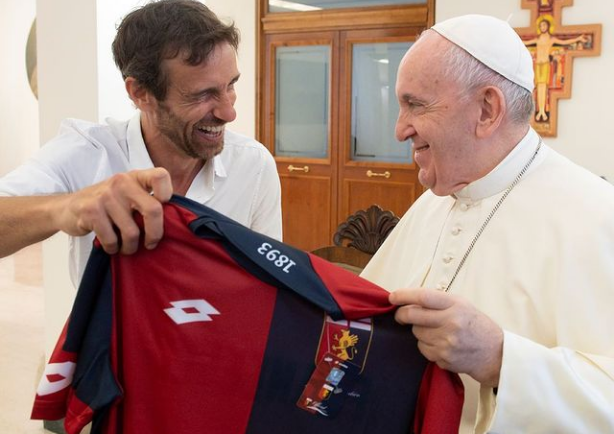 Genoa, quando Papa Francesco ricevette la maglia rossoblù col suo nome