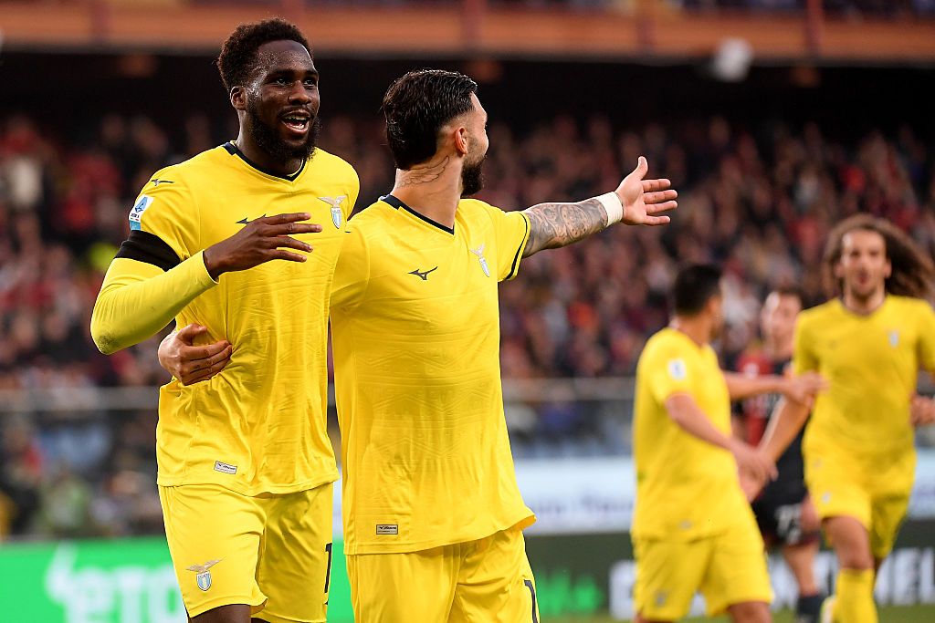 La Lazio non sbaglia: 2-0 a Marassi contro un Genoa in dieci per 70′.