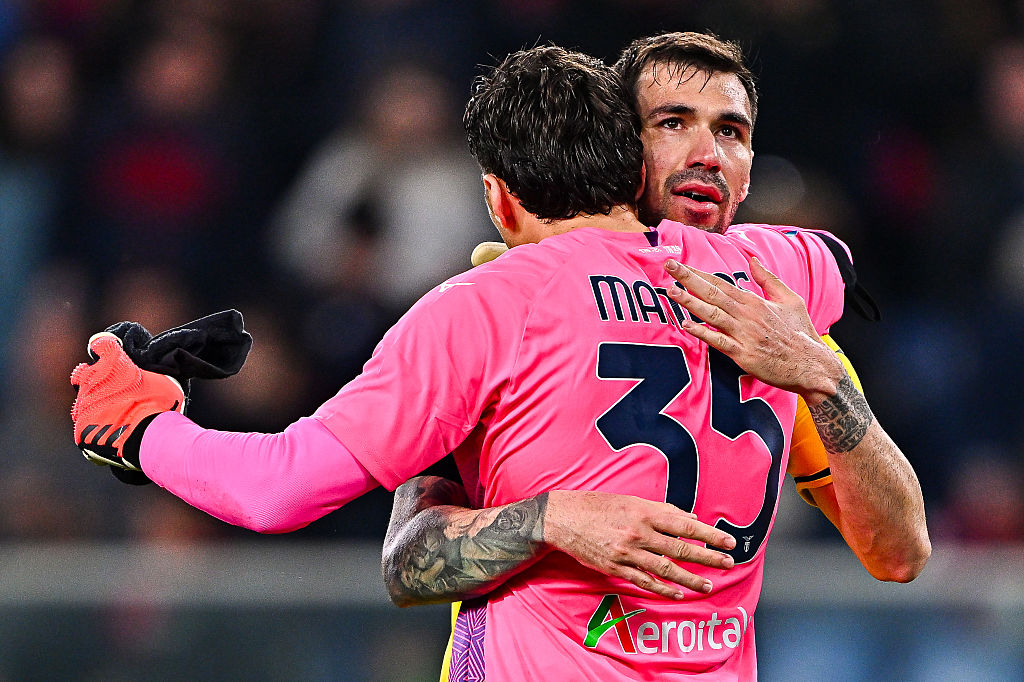 Mandas, che paura: colpito da un fumogeno, partita sospesa al 15′