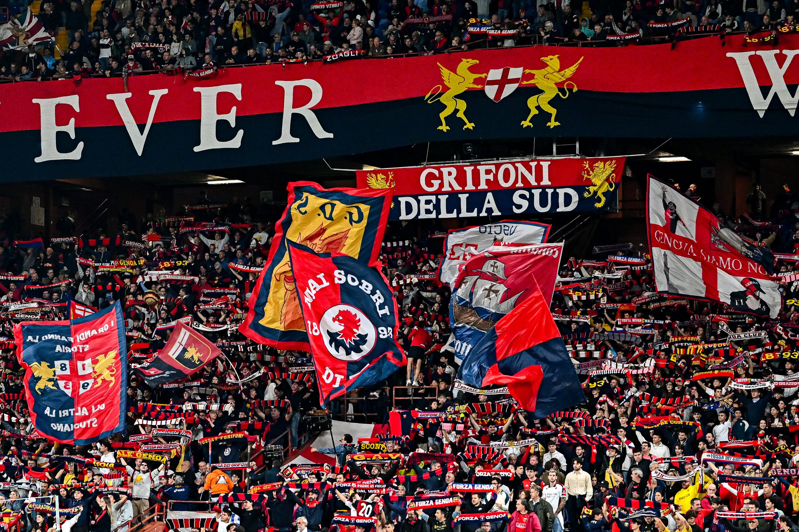 Lino, storico tifoso rossoblù: “Dal ’73 metto la bandiera sullo scoglio di Boccadasse”