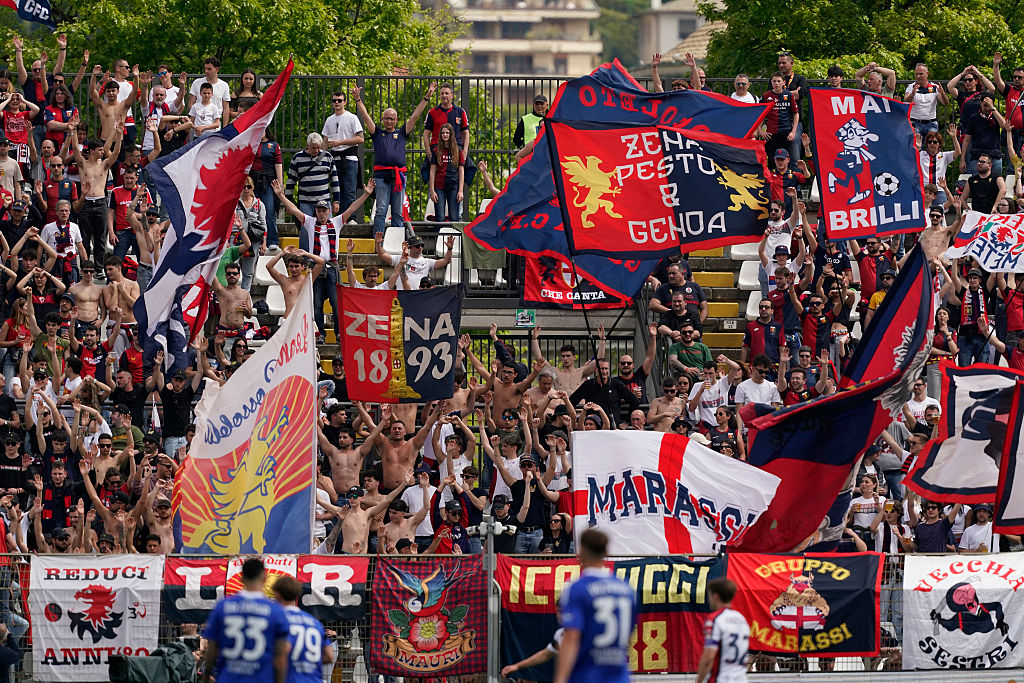Tifosi rossoblù in festa per la retrocessione della Samp