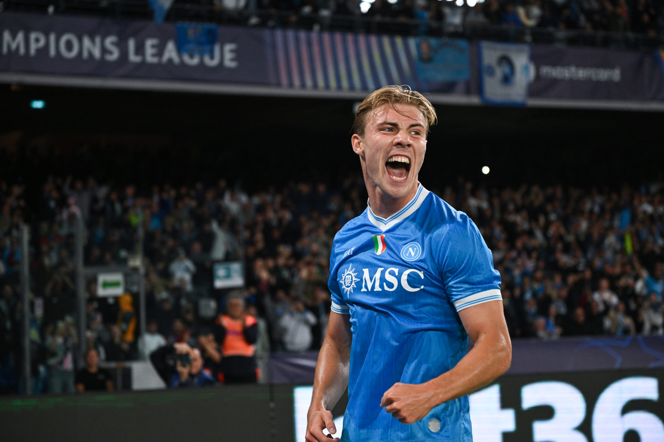 Anguissa e Hojlund trascinano Napoli: 2-1 al Maradona. Il Genoa resta ultimo