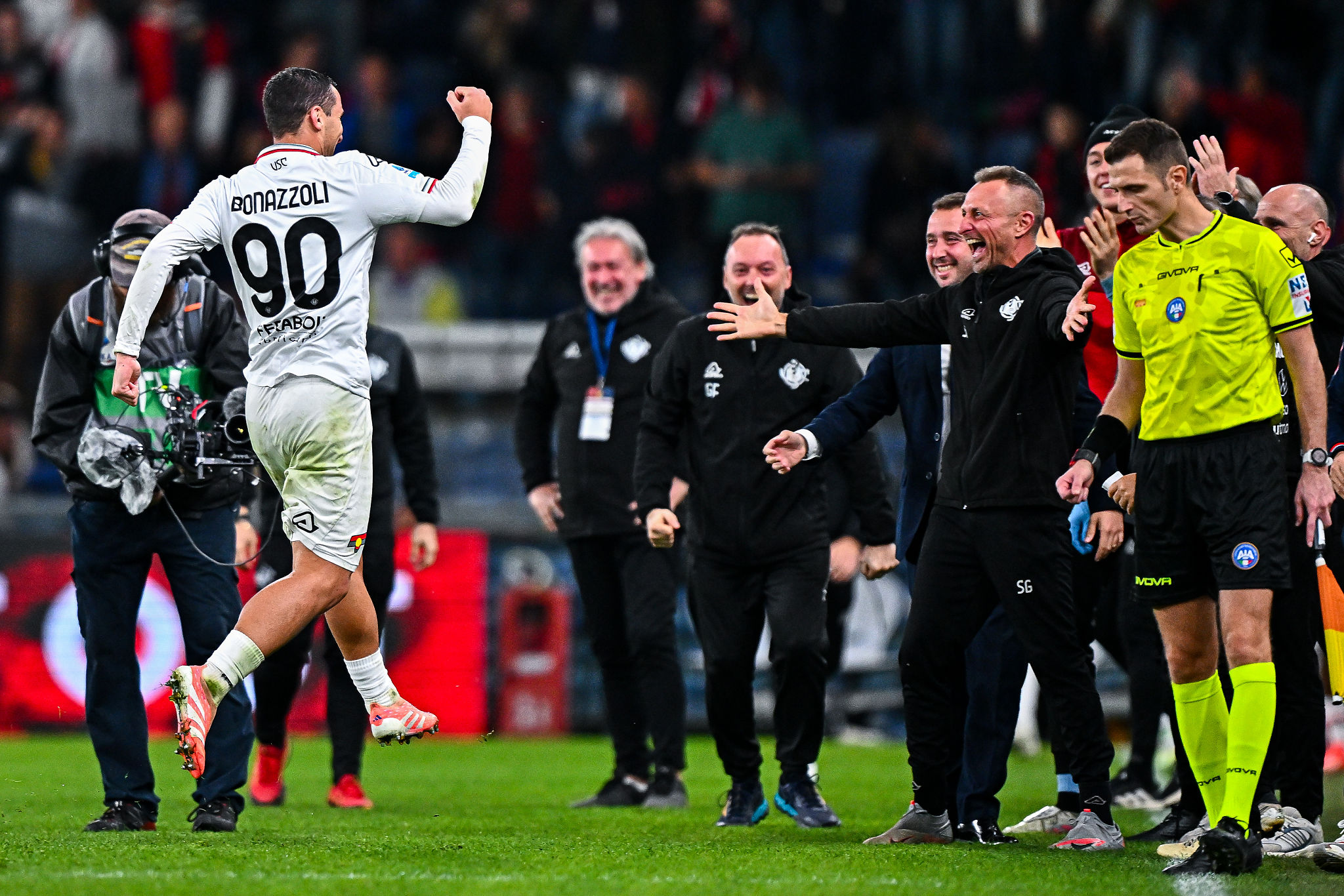 Genoa-Cremonese, gara sospesa per proteste sullo 0-2