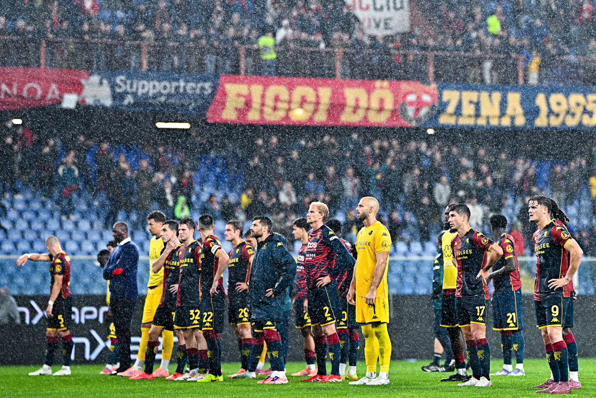 Genoa, multa di 10.000 euro per fumogeni dei tifosi