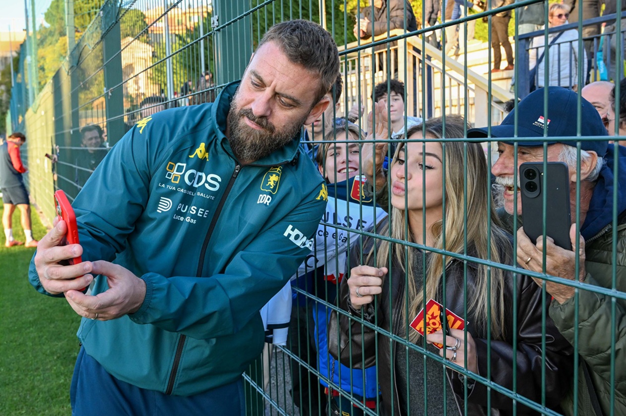Genoa, l’abbraccio dei tifosi: in centinaia a Pegli per la ripresa degli allenamenti