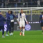 Dzeko irrompe in conferenza da De Rossi: abbraccio tra ex compagni