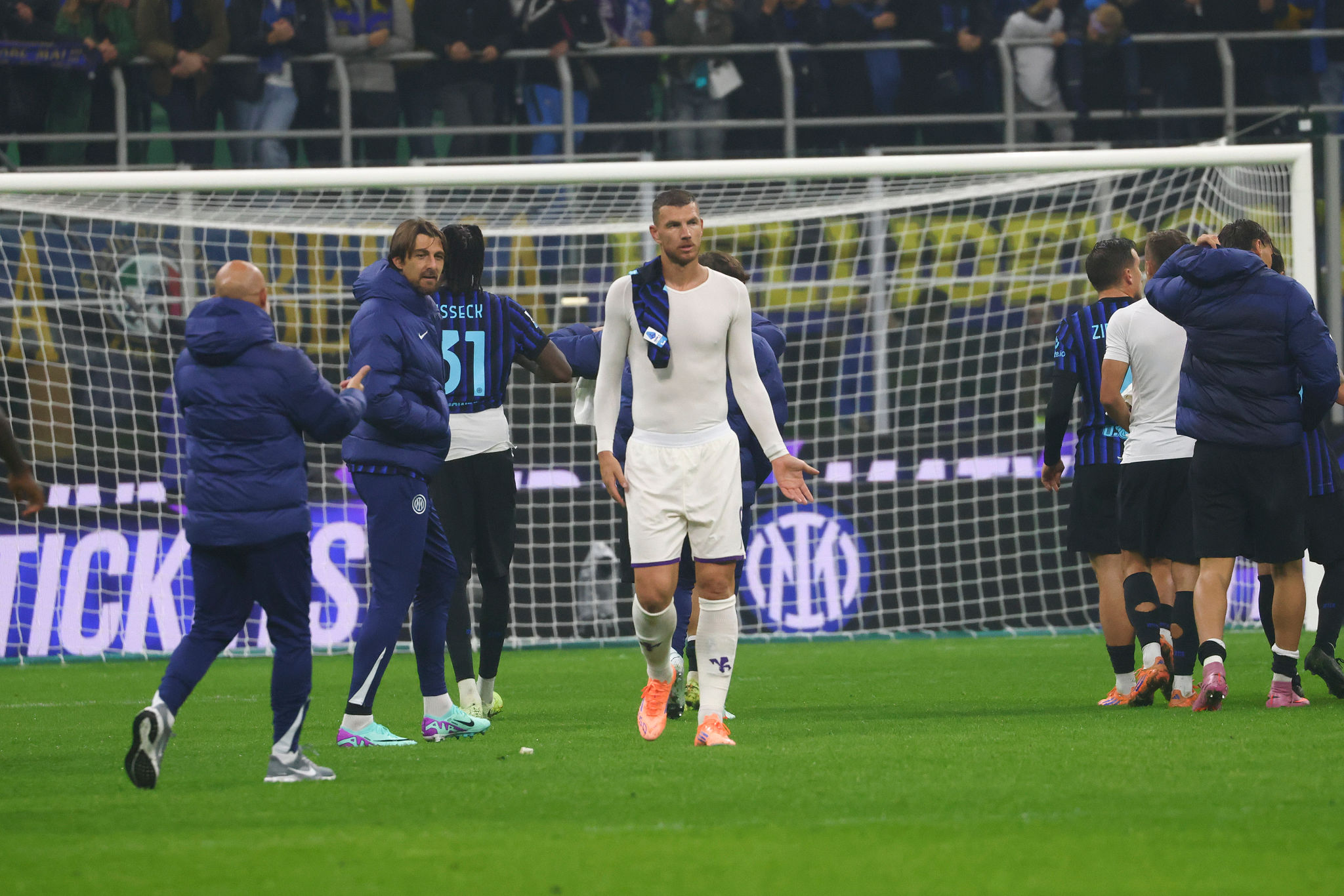 Dzeko irrompe in conferenza da De Rossi: abbraccio tra ex compagni