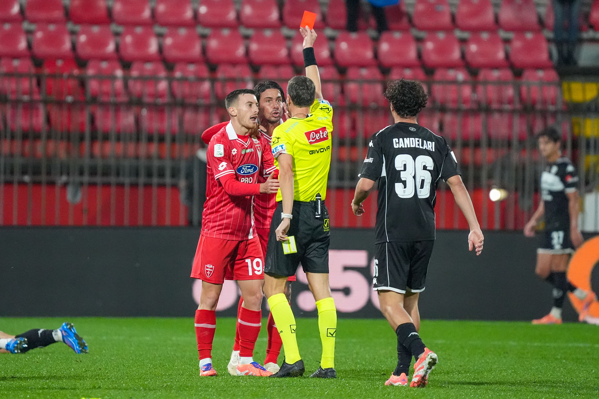 Cagliari-Genoa: dirige La Penna. La squadra arbitrale