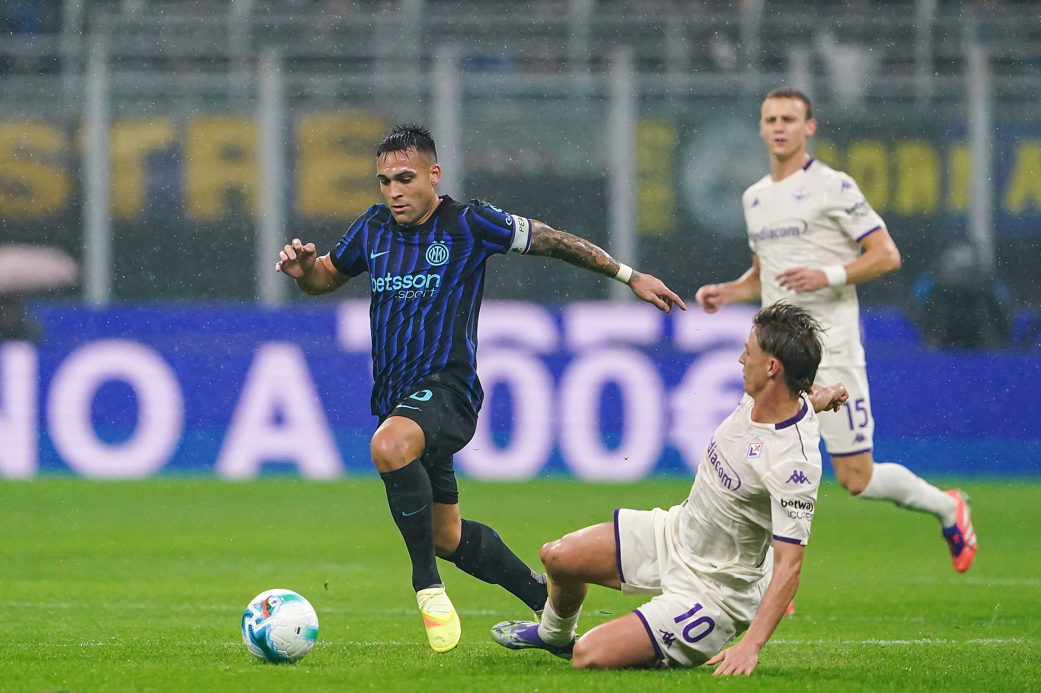Gudmundsson torna al Ferraris da rivale: un simbolo del Genoa ora veste la maglia della Fiorentina