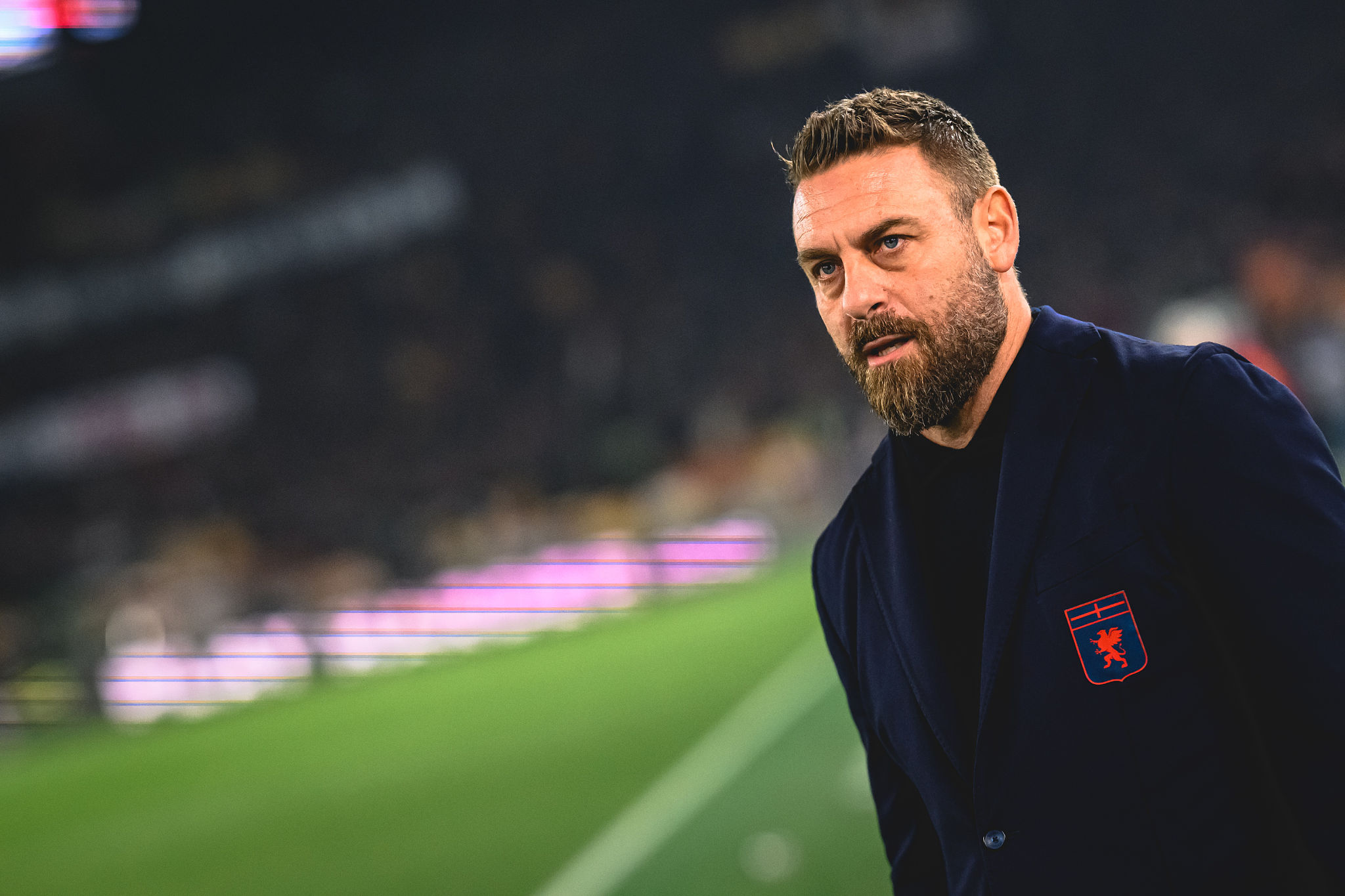 De Rossi, ritorno da brividi all'Olimpico: cori e striscioni per l'allenatore del Genoa