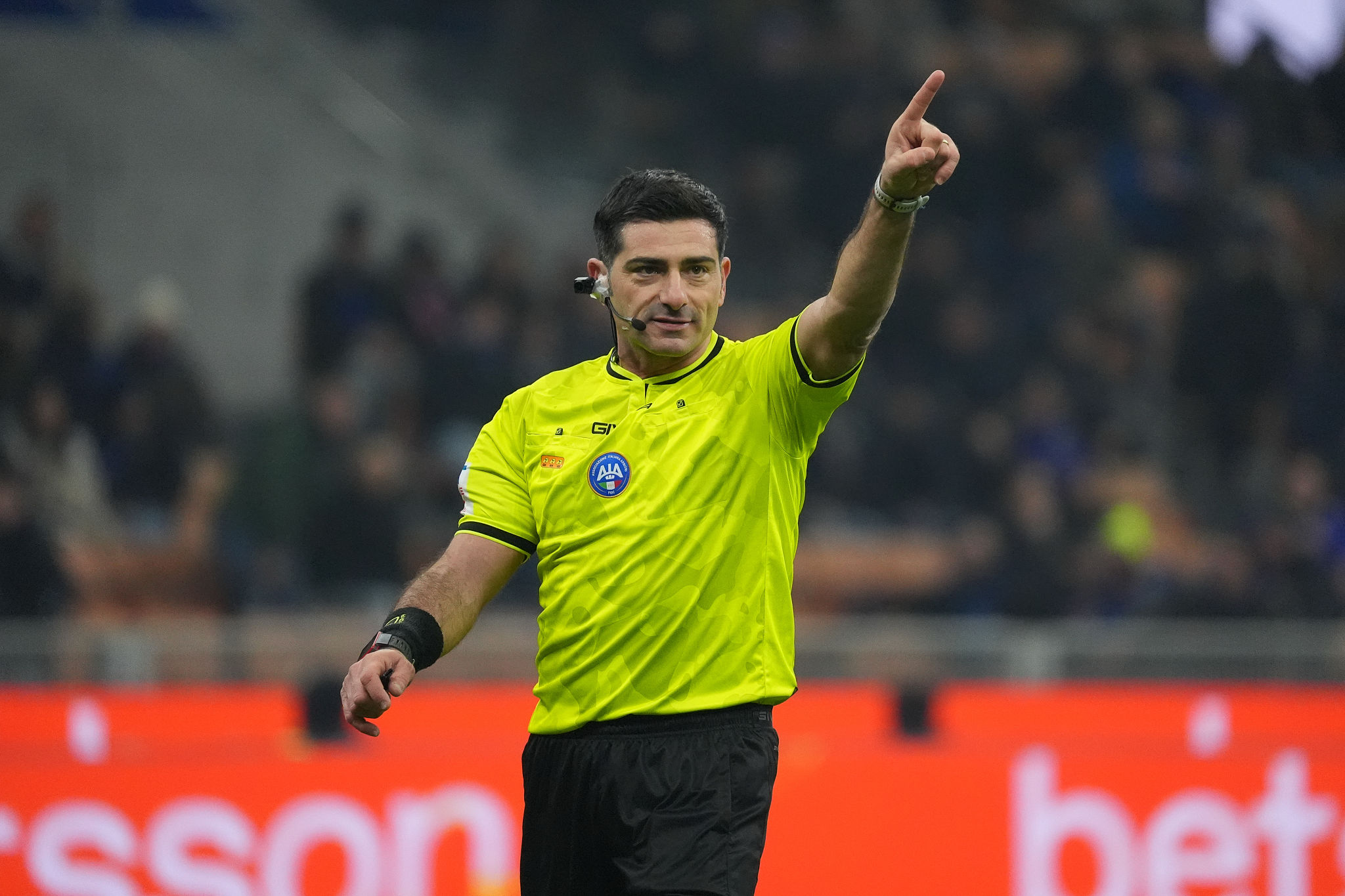 Errore di Maresca in Genoa-Bologna: l’AIA sospende l’arbitro