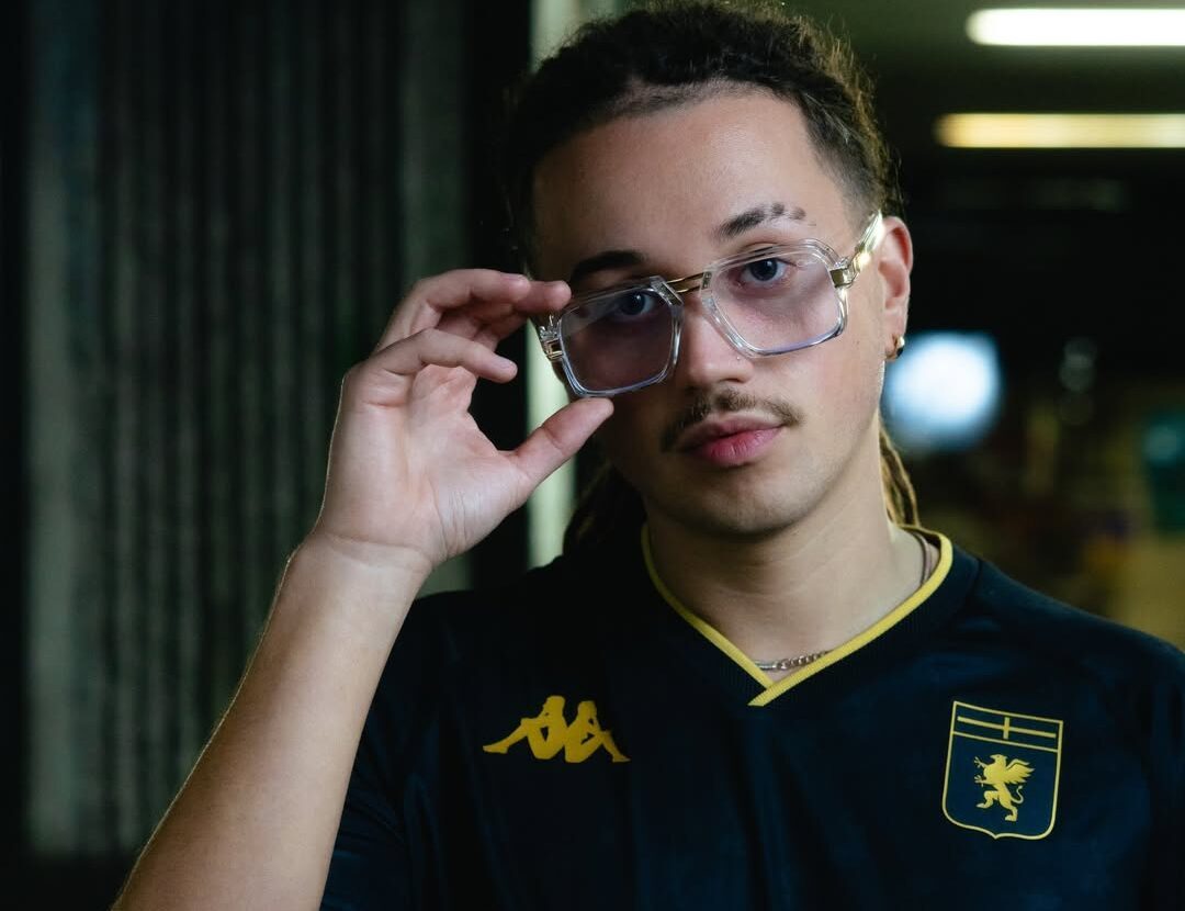 Connessione Genoa-Sanremo: Sayf posa con la maglia rossoblù