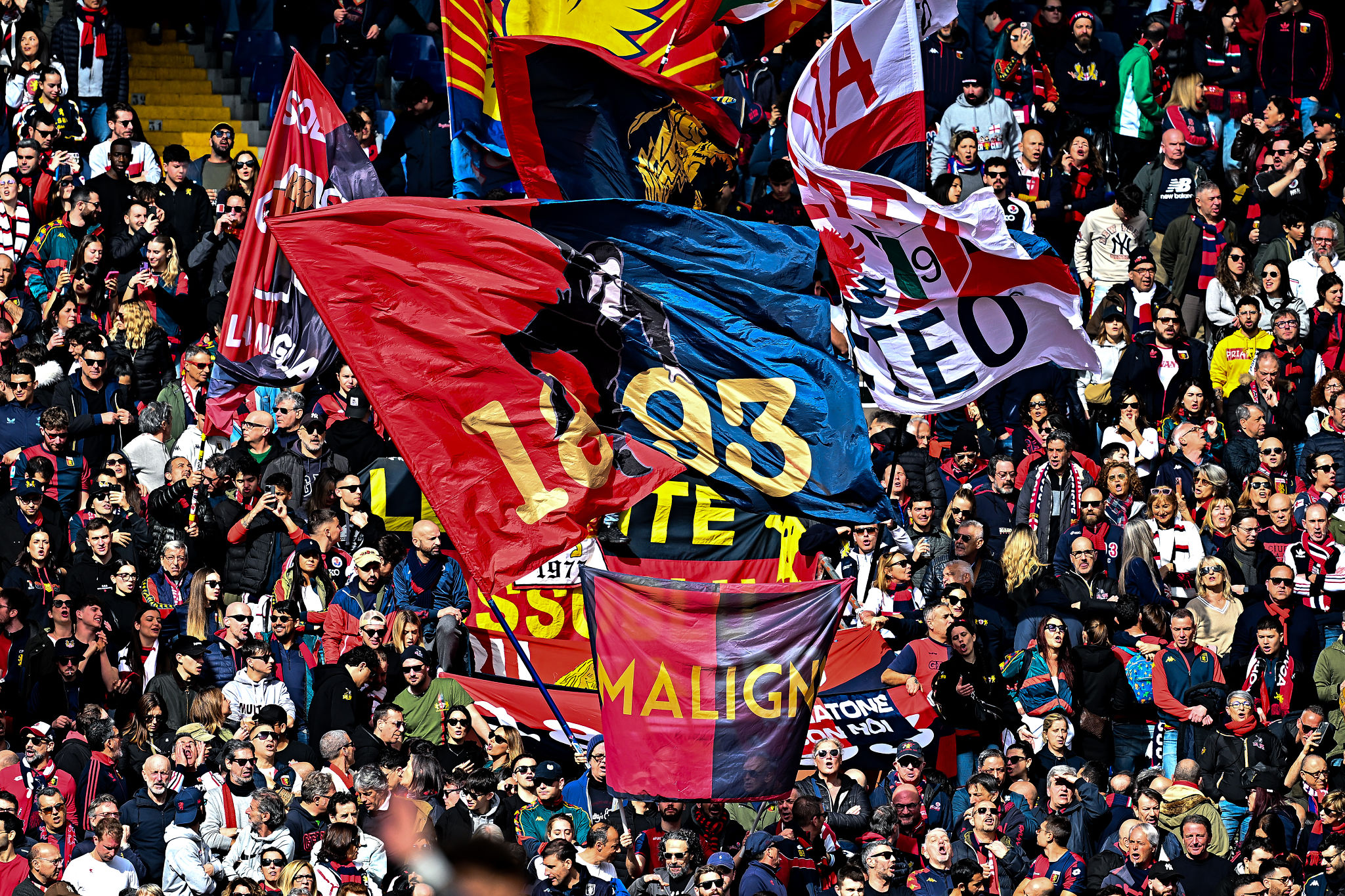 Paura al Ferraris prima di Genoa-Torino: un tifoso cade nel fossato