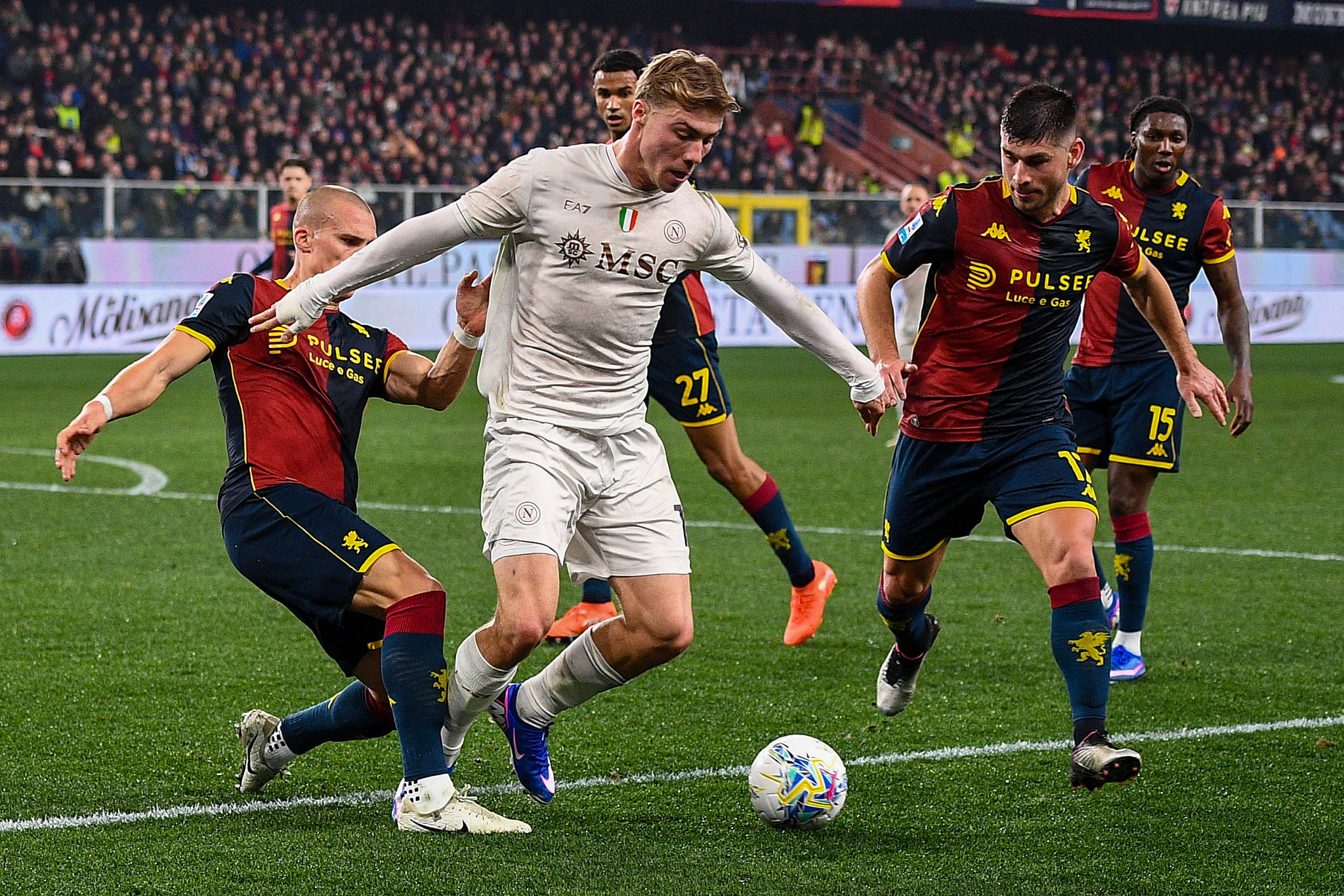 Rigore contestato al 95’: il Genoa cede al Napoli tra le polemiche