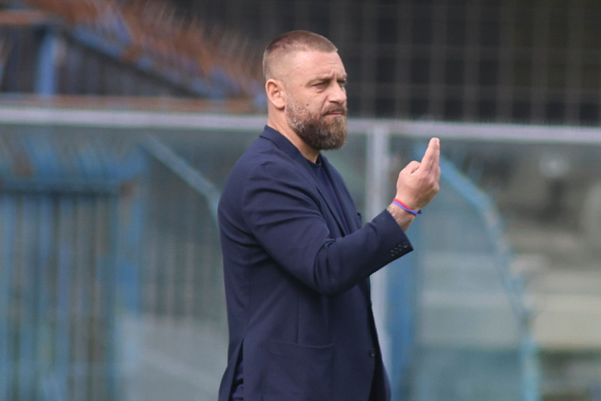 Genoa, la salvezza è blindata: De Rossi libera la sua gioia dopo il Verona