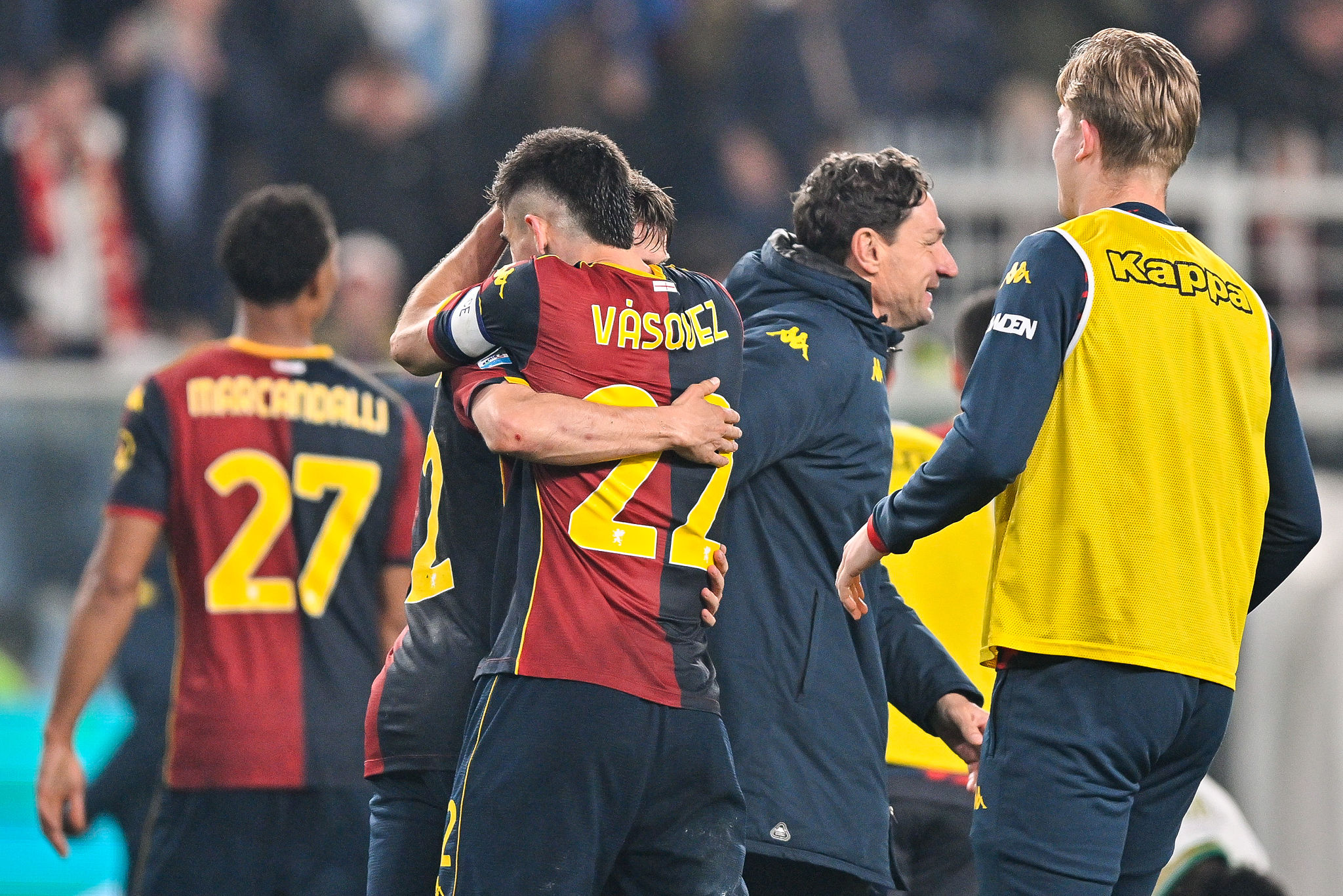 ✗ Genoa, sequestrati migliaia di prodotti contraffatti con il Grifone