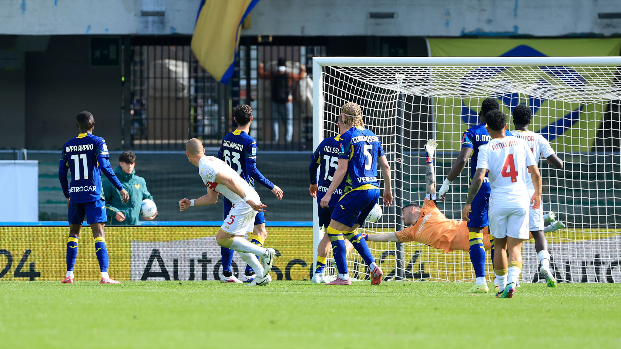 Ostigard di testa spinge il Genoa: la salvezza è a un passo