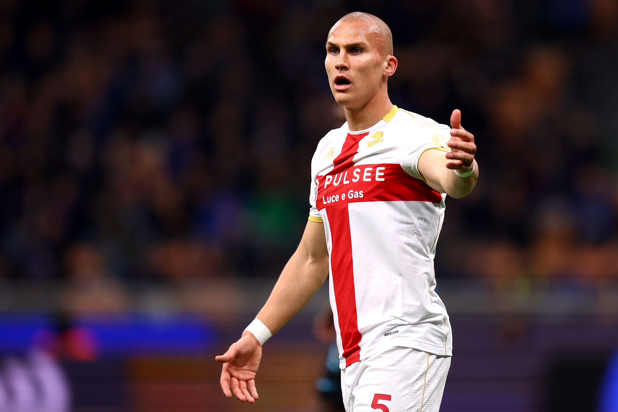 Ostigard sfida Svilar, la rivincita del difensore del Genoa contro il ‘pugile’ della Roma