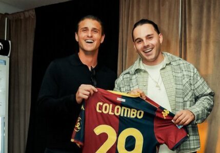 Ernia canta a Milano e Lorenzo Colombo lo tinge di rossoblù: il regalo