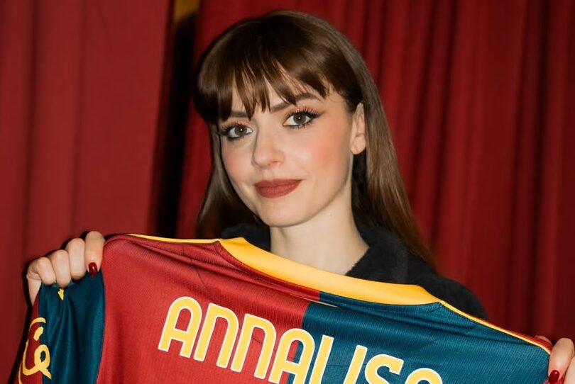 Annalisa e il Genoa, un amore rossoblù: la maglia numero 10 firmata da tutta la squadra