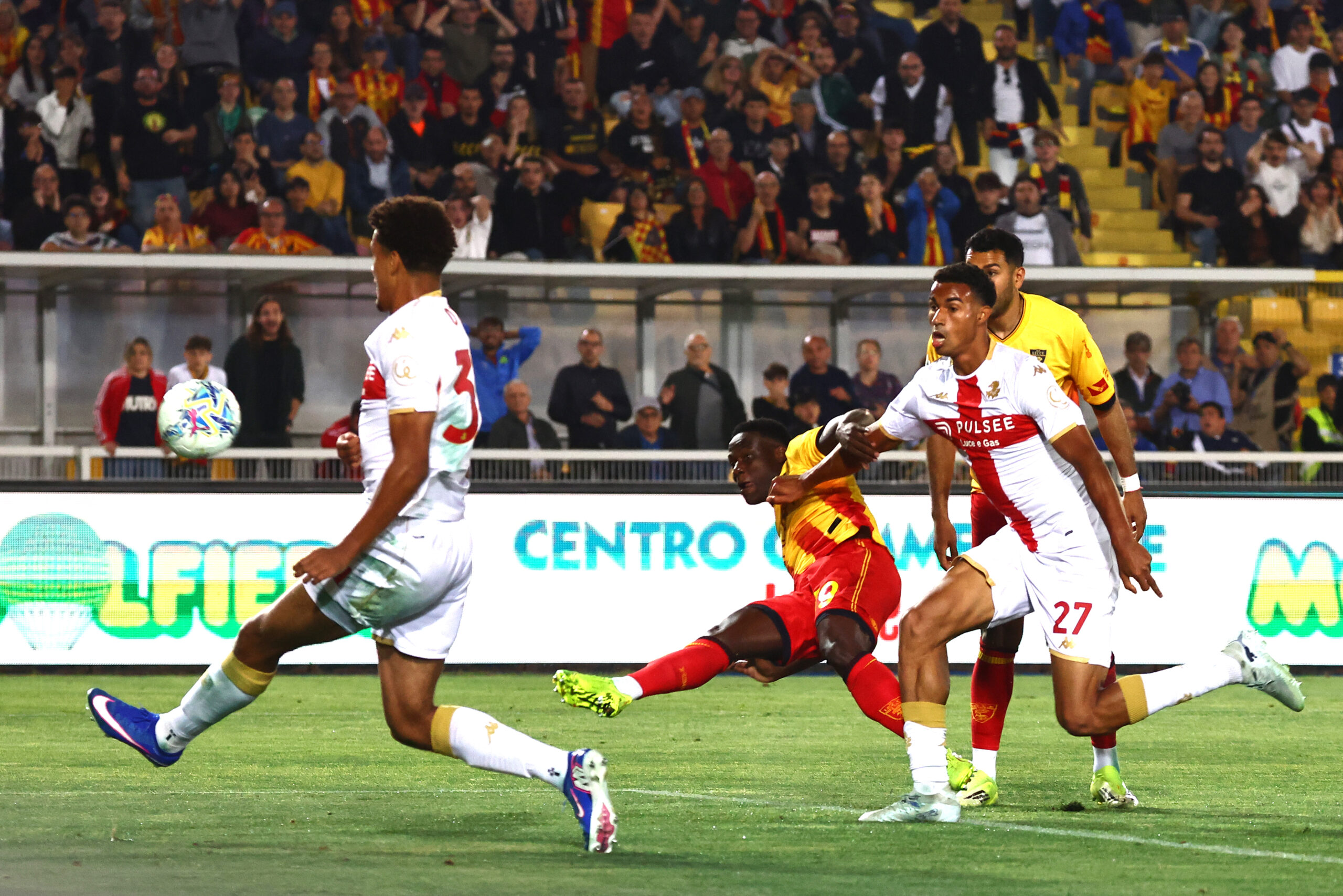 Il Lecce vince 1-0 contro il Genoa e conquista la salvezza: De Rossi fa debuttare tre giovani