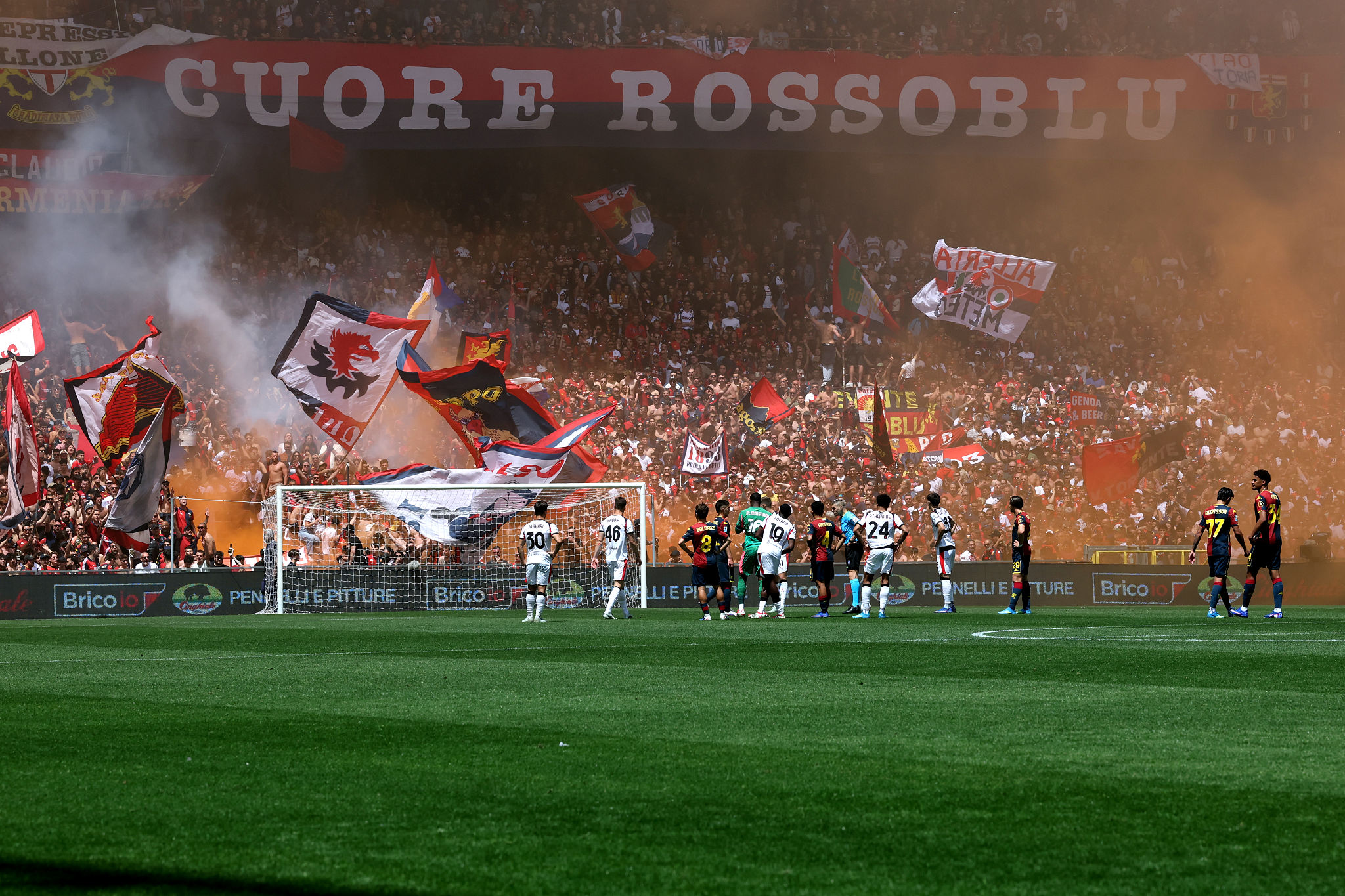 Genoa-Milan: lancio di fumogeni e partita momentaneamente sospesa dopo il rigore di Nkunku
