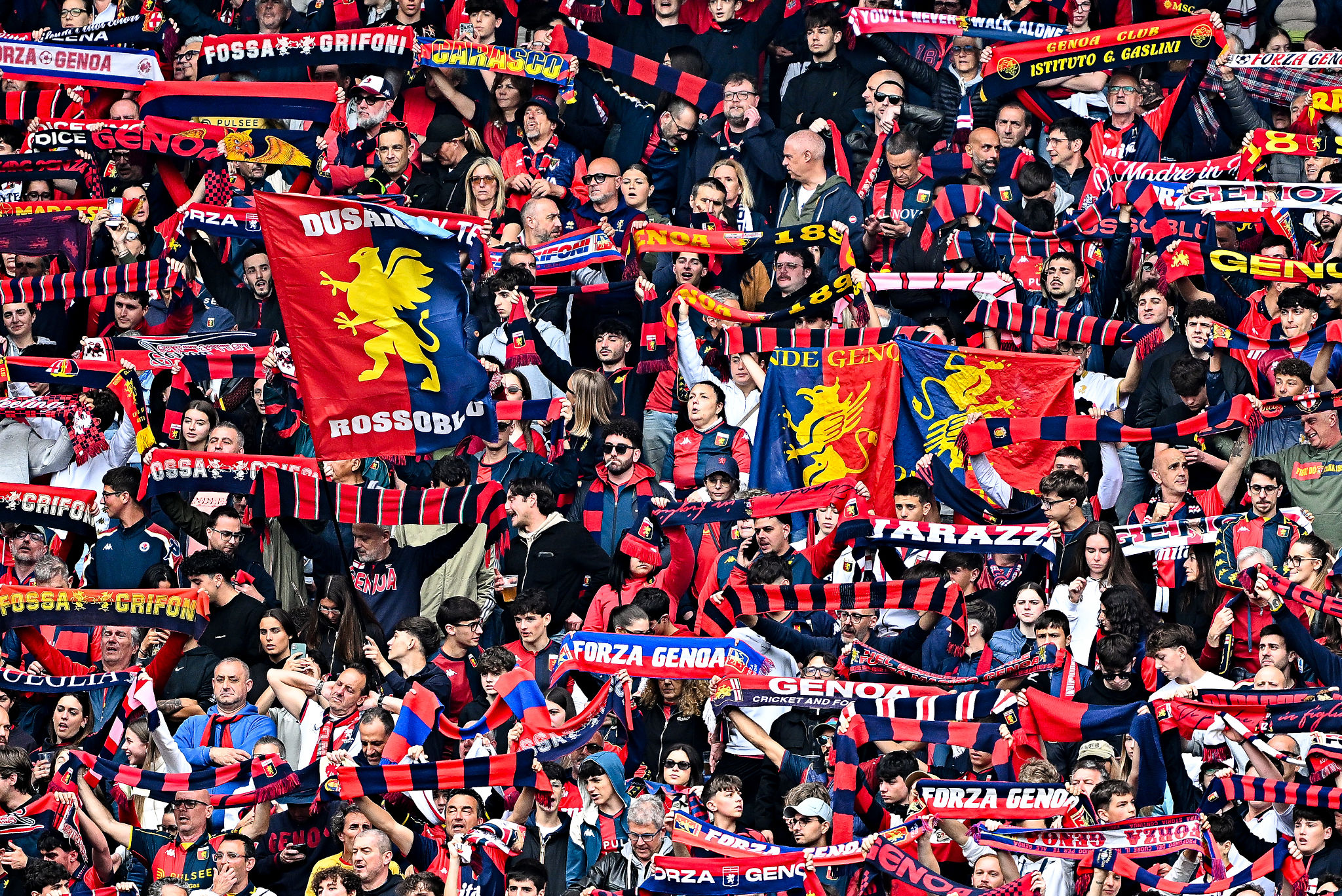 Un cuore grande così ripiegato dai tifosi: la cerimonia per la bandiera record del Genoa