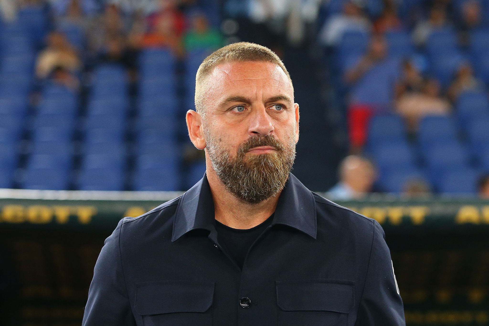 Scontro in conferenza per De Rossi dopo Lazio-Genoa: “Sei ossessionato da me”