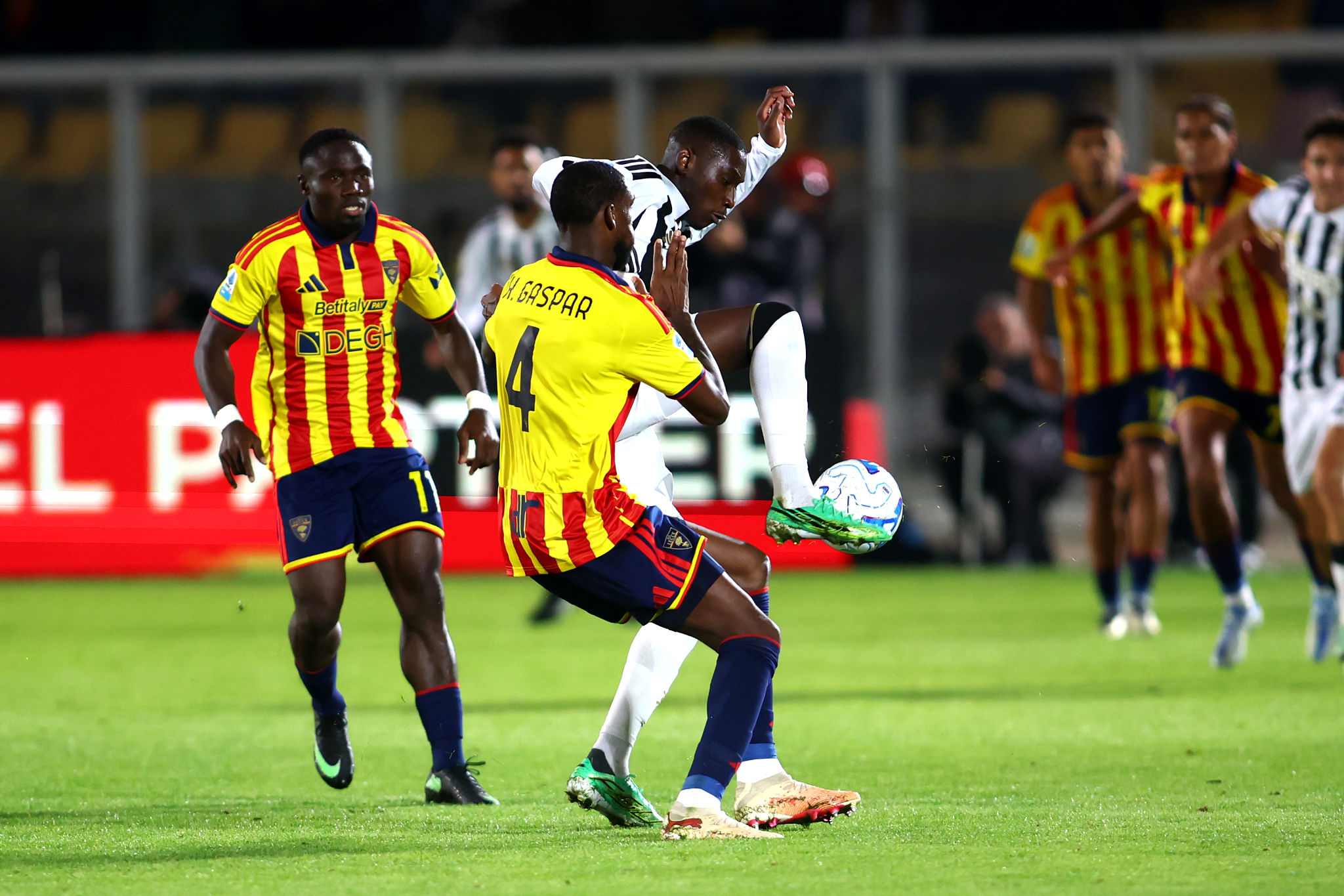 Lecce-Genoa, un difensore avversario torna dopo la squalifica