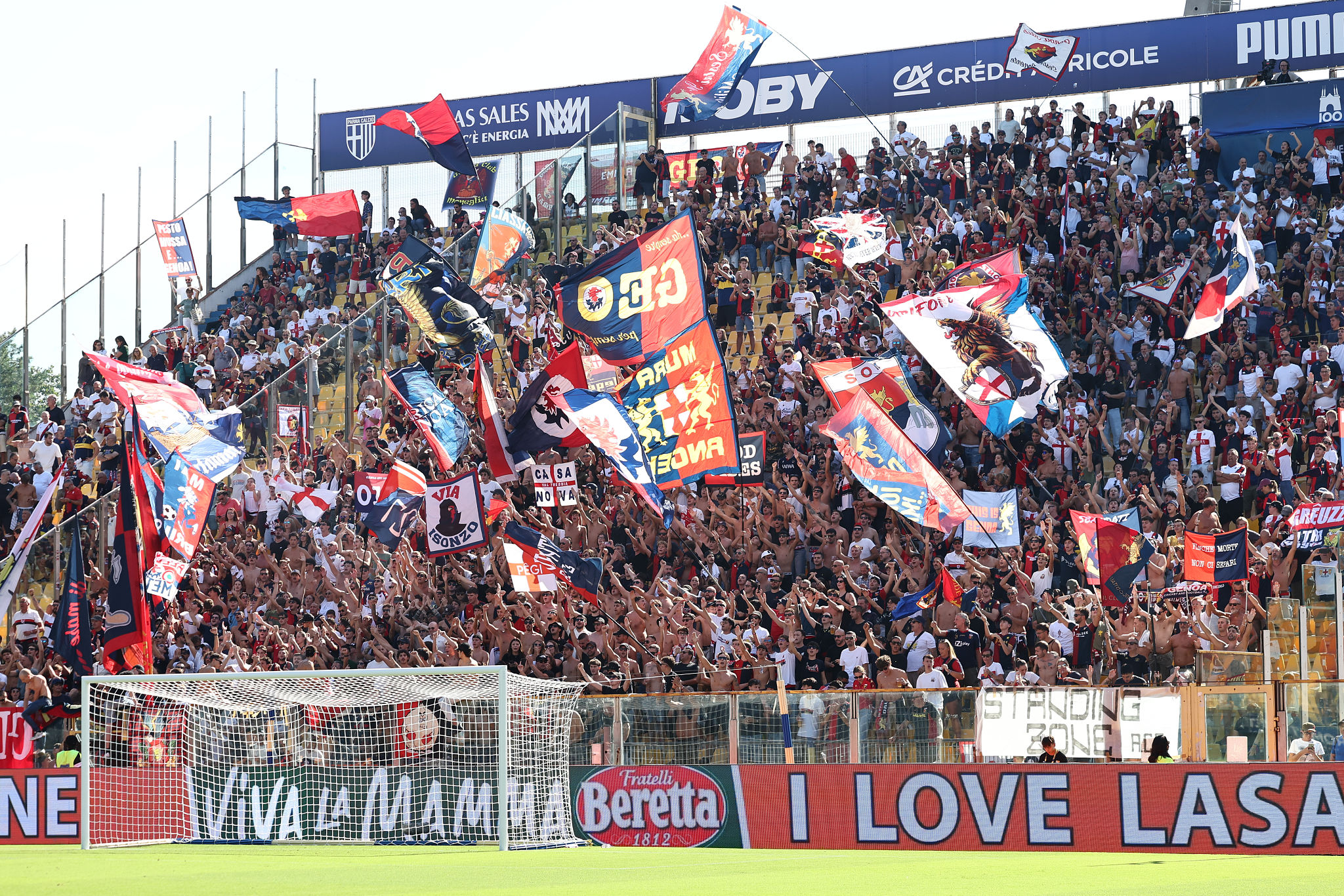 Sconfitta a Bucarest, i tifosi del Genoa contestano e respingono la squadra